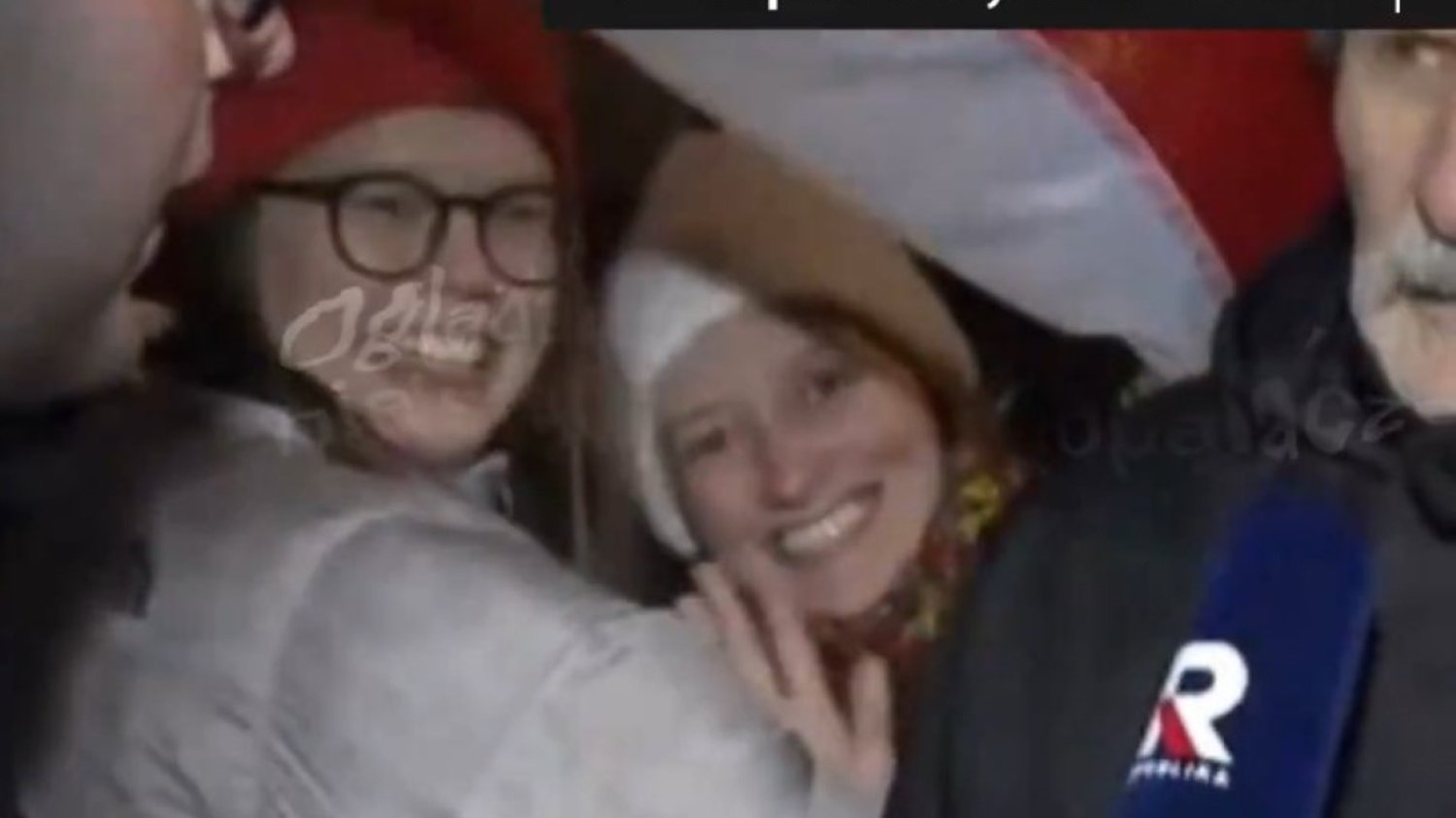 Pocałunek kobiet na antenie związanej z PiS telewizji Republika.