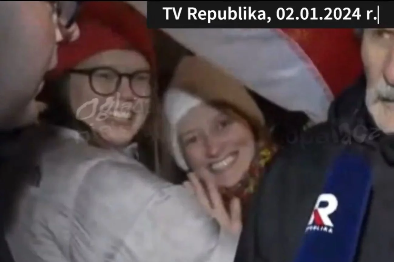 Pocałunek kobiet na antenie związanej z PiS telewizji Republika.