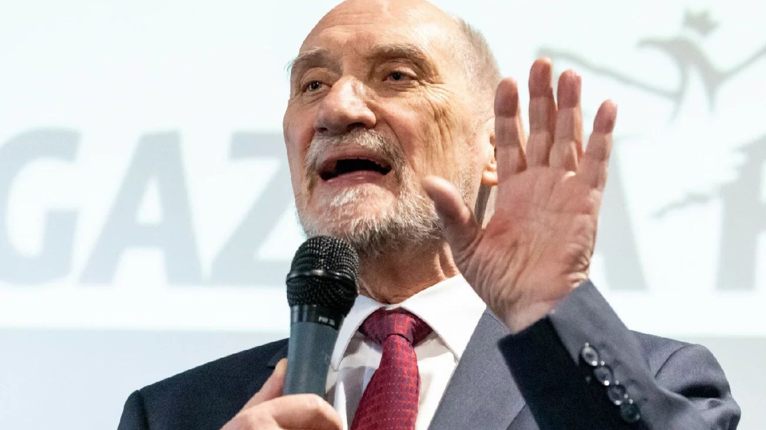 Polacy zdecydowanie wypowiedzieli się w sondażu na temat pracy podkomisji smoleńskiej Antoniego Macierewicza.