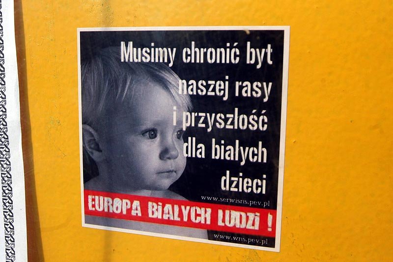 Rasistowski plakat z Wrocławia. Rasizm jego twórców wynika z budowy ich mózgu?