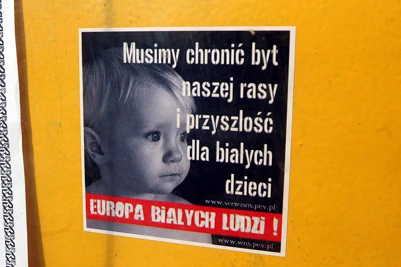 Rasistowski plakat z Wrocławia. Rasizm jego twórców wynika z budowy ich mózgu?