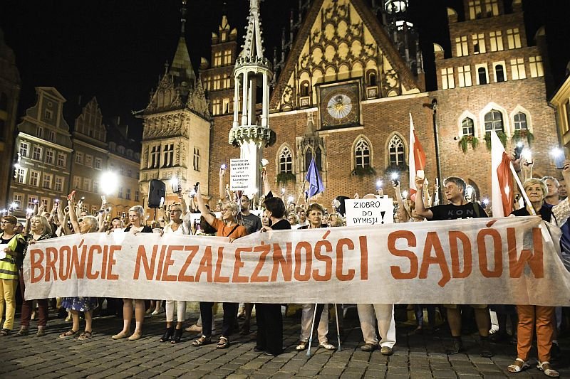 Renomowany brytyjski "Financial Times" w alarmującym tonie opisuje upadek praworządności w Polsce.