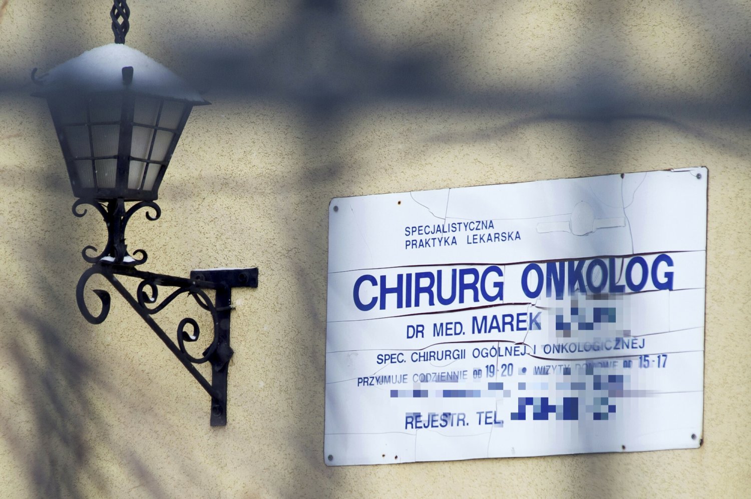 Tabliczka informująca o praktyce lekarskiej Marka Ł. Tabliczka informująca o praktyce lekarskiej Marka Ł.
