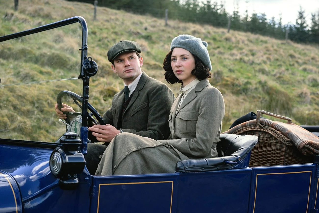 Hermione Corfield i Jeremy Irvine w serialu "Outlander: Krew z krwi"