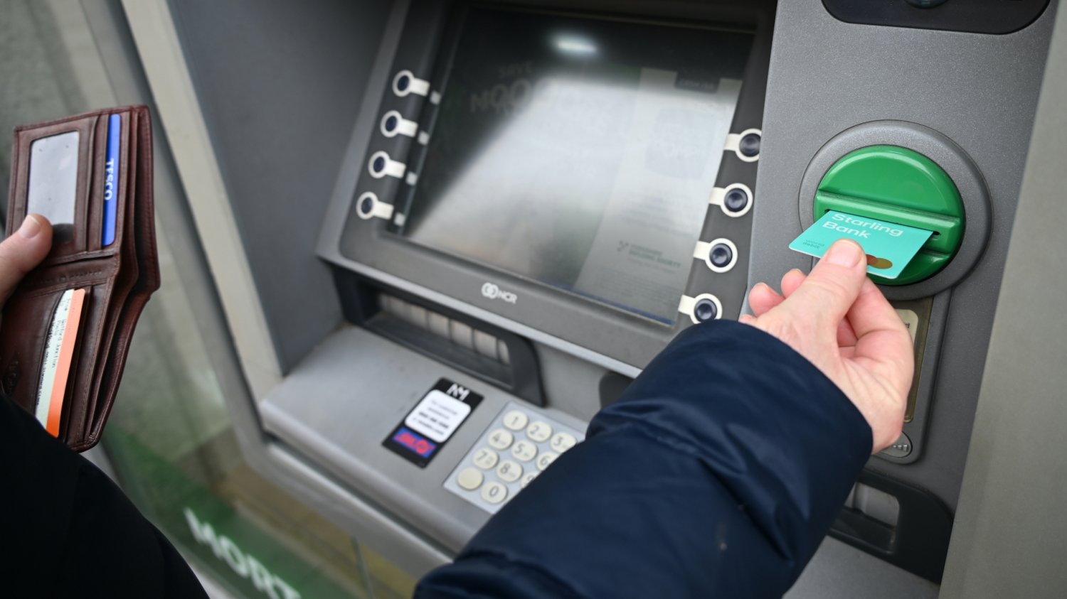 Ile można maksymalnie wypłacić gotówki w bankomacie? Limity dla każdego banku Limity w bankomacie w 2025 roku. Jak je zmienić?