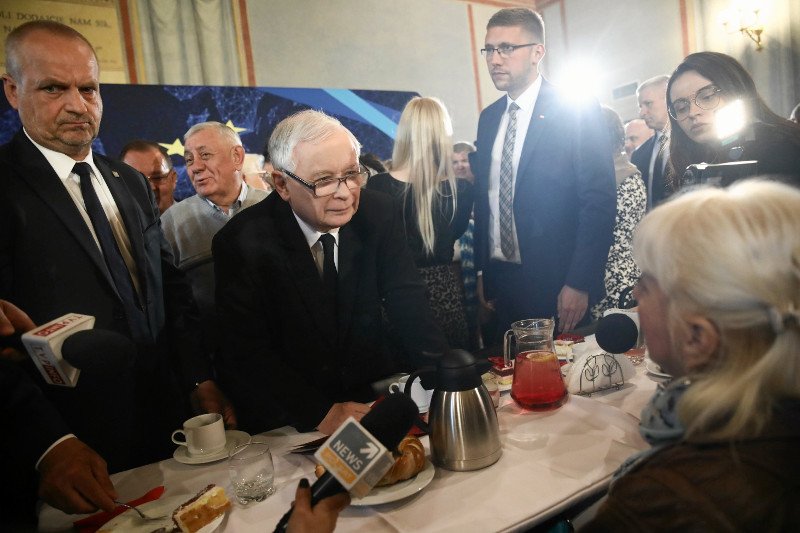 Jarosław Kaczyński unika składania deklaracji przed kamerami. Szczególnie wtedy, gdy są to kamery niepisowskich stacji.