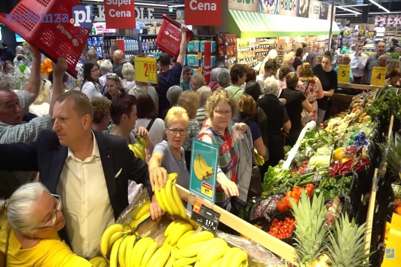 Ludzie w sklepie przy bananach