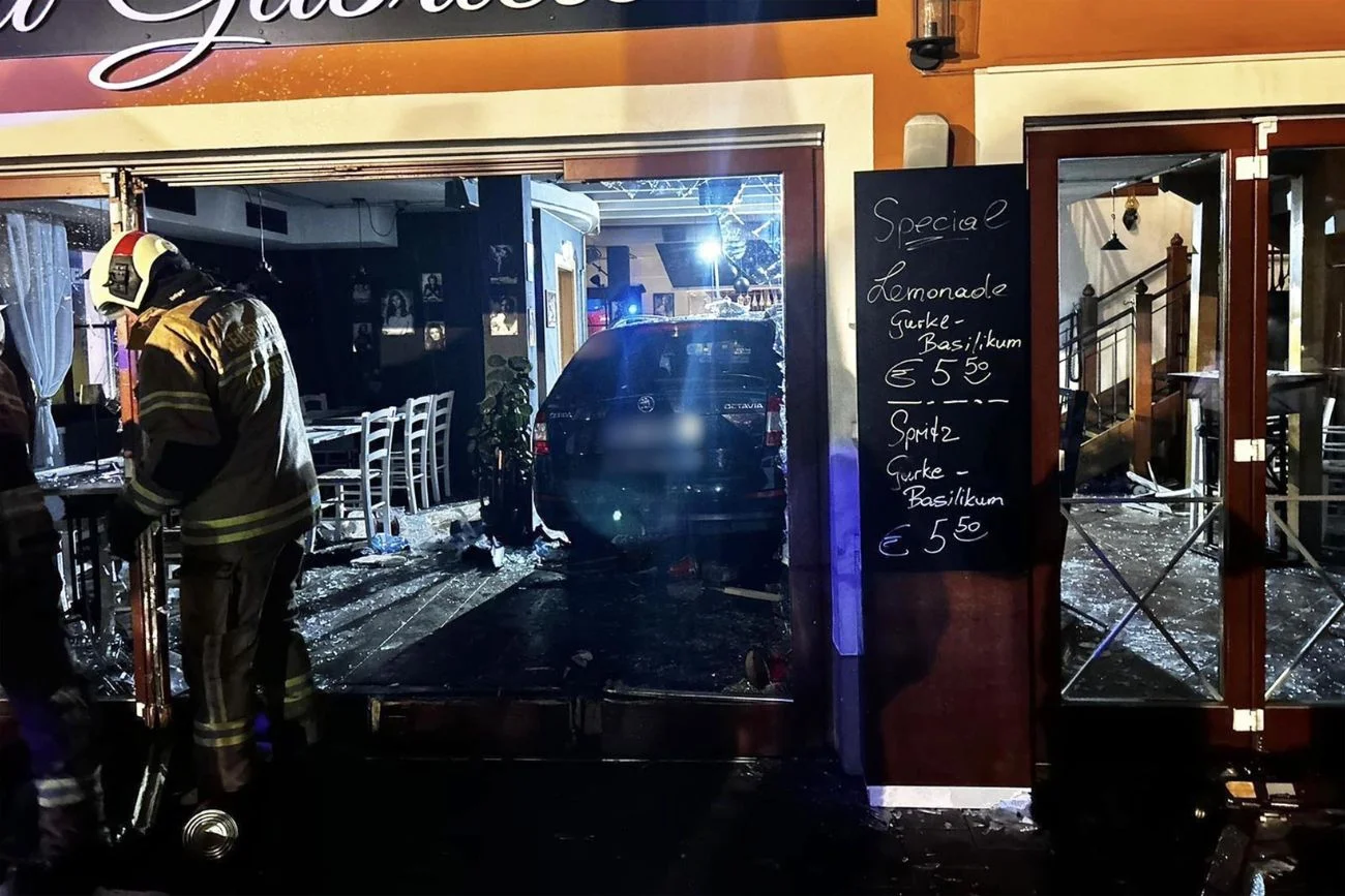 Polak "zaparkował" samochód w austriackiej pizzerii. Rannych kilka osób.