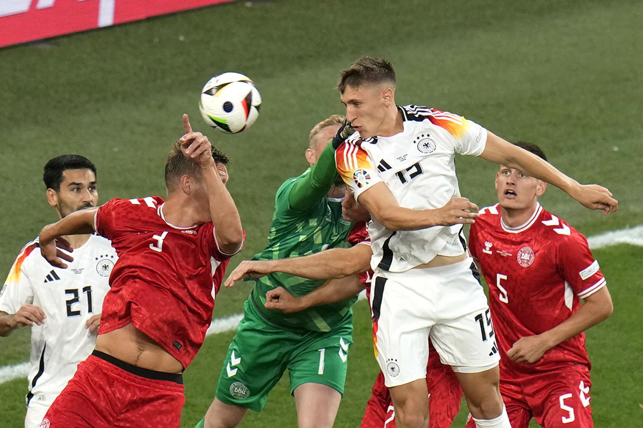 Niemcy (na biało) walczą z Duńczykami o awans do ćwierćfinału Euro 2024