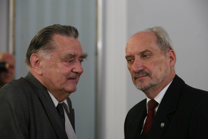 Antoni Macierewicz zadbał o nowy pomnik dla Jana Olszewskiego.