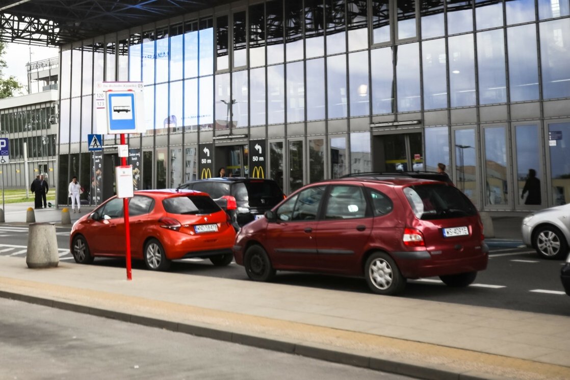 Rodzice zostawili dzieci zamknięte w aucie. Pomogła im policja.