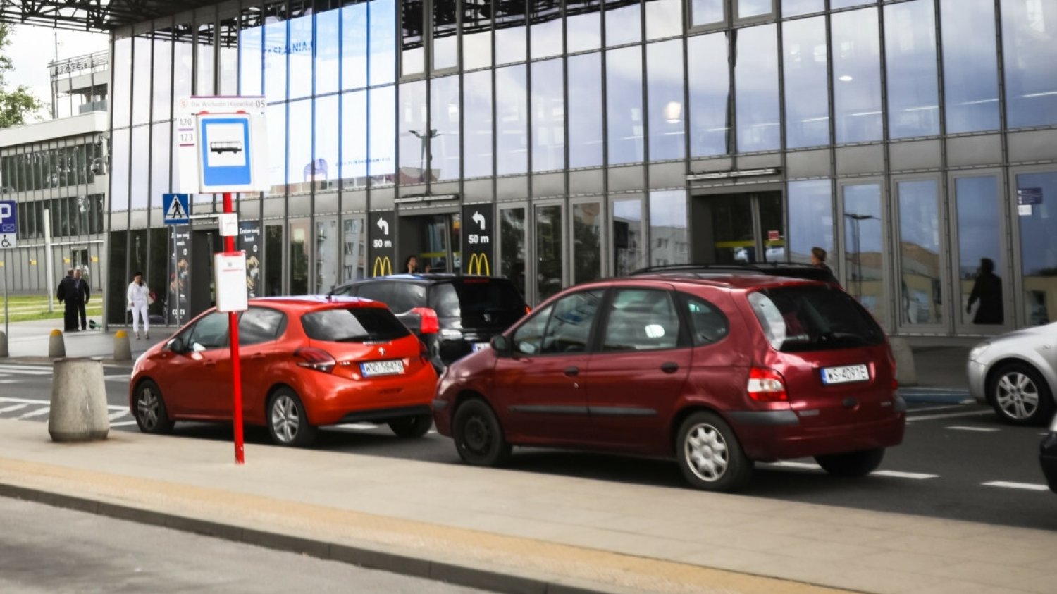 Rodzice zostawili dzieci zamknięte w aucie. Pomogła im policja.