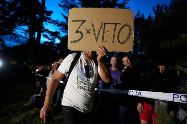 Protestujący domagający się pod prezydenckim ośrodkiem w Juracie weta 3 ustaw mających reformować sądownictwo w Polsce.