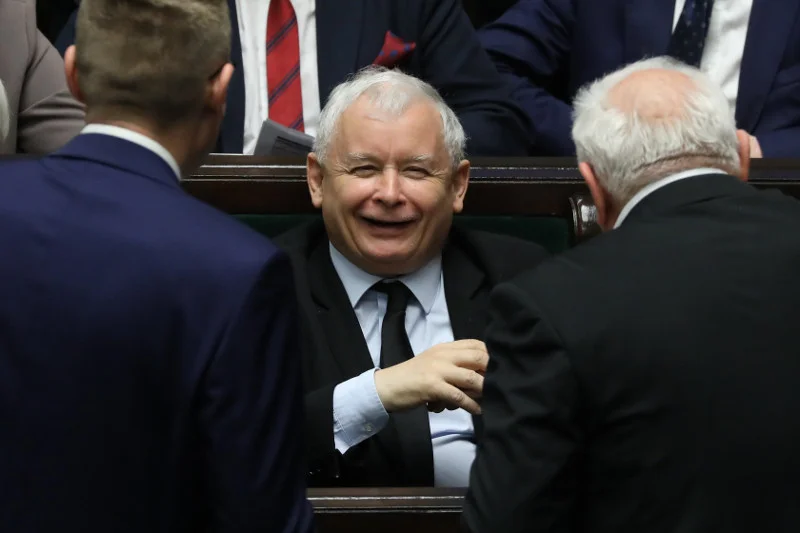 W nowym sondażu PiS dosłownie nokautuje PO.