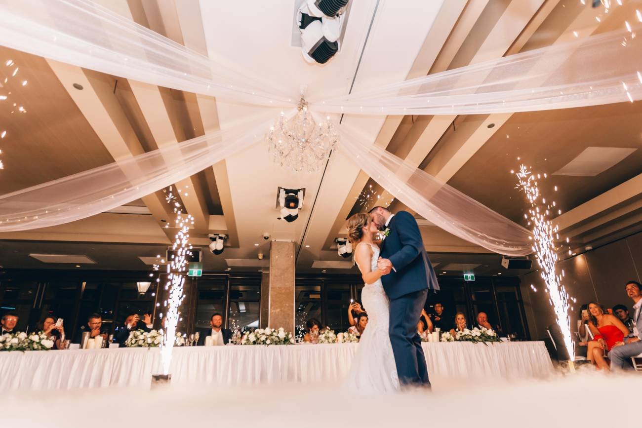 Polacy nie chcą chodzić na wesela. To drogi obowiązek, a żadna przyjemność