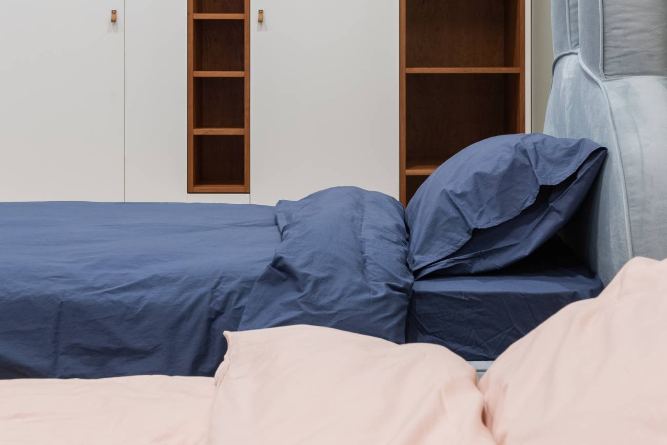 Oznaki niewierności – granatowa pościel. Teoria pościeli podbiła TikToka