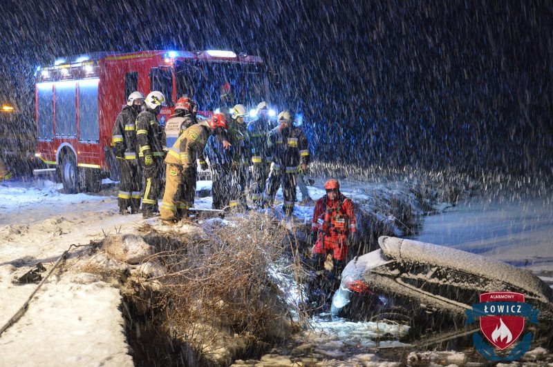 Kierowca wjechał do zamarzniętego stawu hodowlanego.