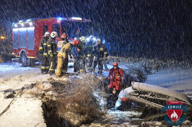 Kierowca wjechał do zamarzniętego stawu hodowlanego.