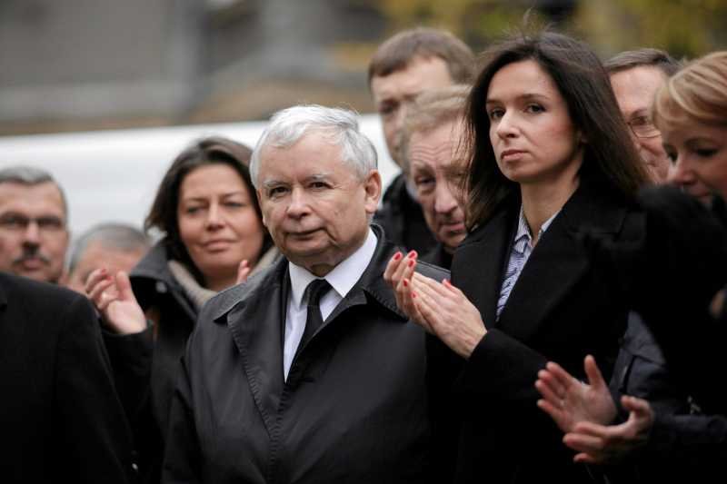 Wiele wydarzeń, jak na przykład to odsłonięcie w Sopocie tablicy upamiętniającej Lecha Kaczyńskiego, nie jest finansowane przez PiS, chociaż to politycy tej partii odgrywają tam główną rolę.