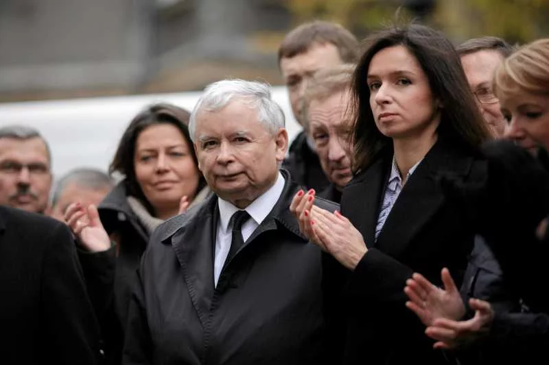 Wiele wydarzeń, jak na przykład to odsłonięcie w Sopocie tablicy upamiętniającej Lecha Kaczyńskiego, nie jest finansowane przez PiS, chociaż to politycy tej partii odgrywają tam główną rolę.