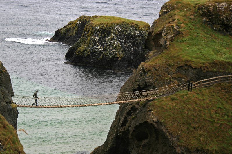 Życie mężczyzny w XXI wieku to jak stąpanie na wąskiej kładce nad przepaścią
