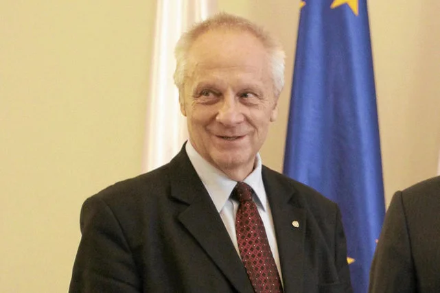 Poseł Stefan Niesiołowski zachował immunitet