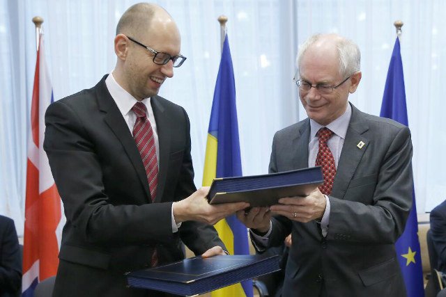 Umowę podpisali m.in. premier Ukrainy Arsenij Jaceniuk (z lewej) oraz przewodniczący rady Europejskiej Herman Van Rompuy