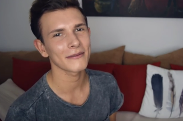 Jakub Król rozzłościł internautów makijażowym tutorialem dla chłopaków.