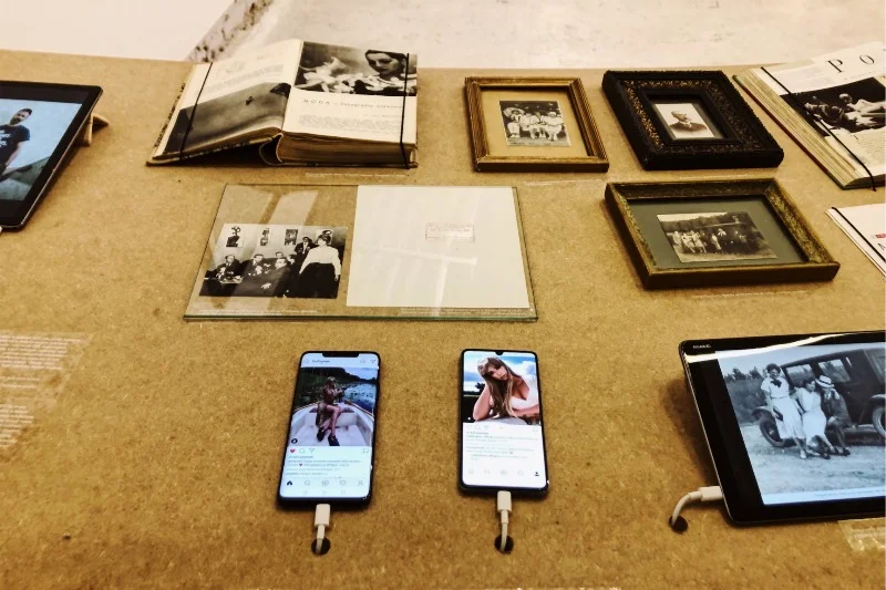 Stare albumy, a obok smartphony z otwartym Instagramem - to idealnie pokazuje skok w rozwoju i dostępności fotografii mody
