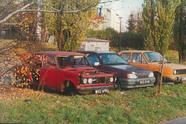 Zdewastowany duży Fiat przy ul. Dembowskiego (Ursynów).