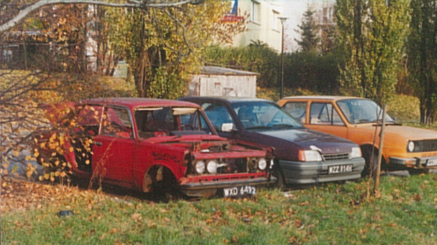 Zdewastowany duży Fiat przy ul. Dembowskiego (Ursynów).