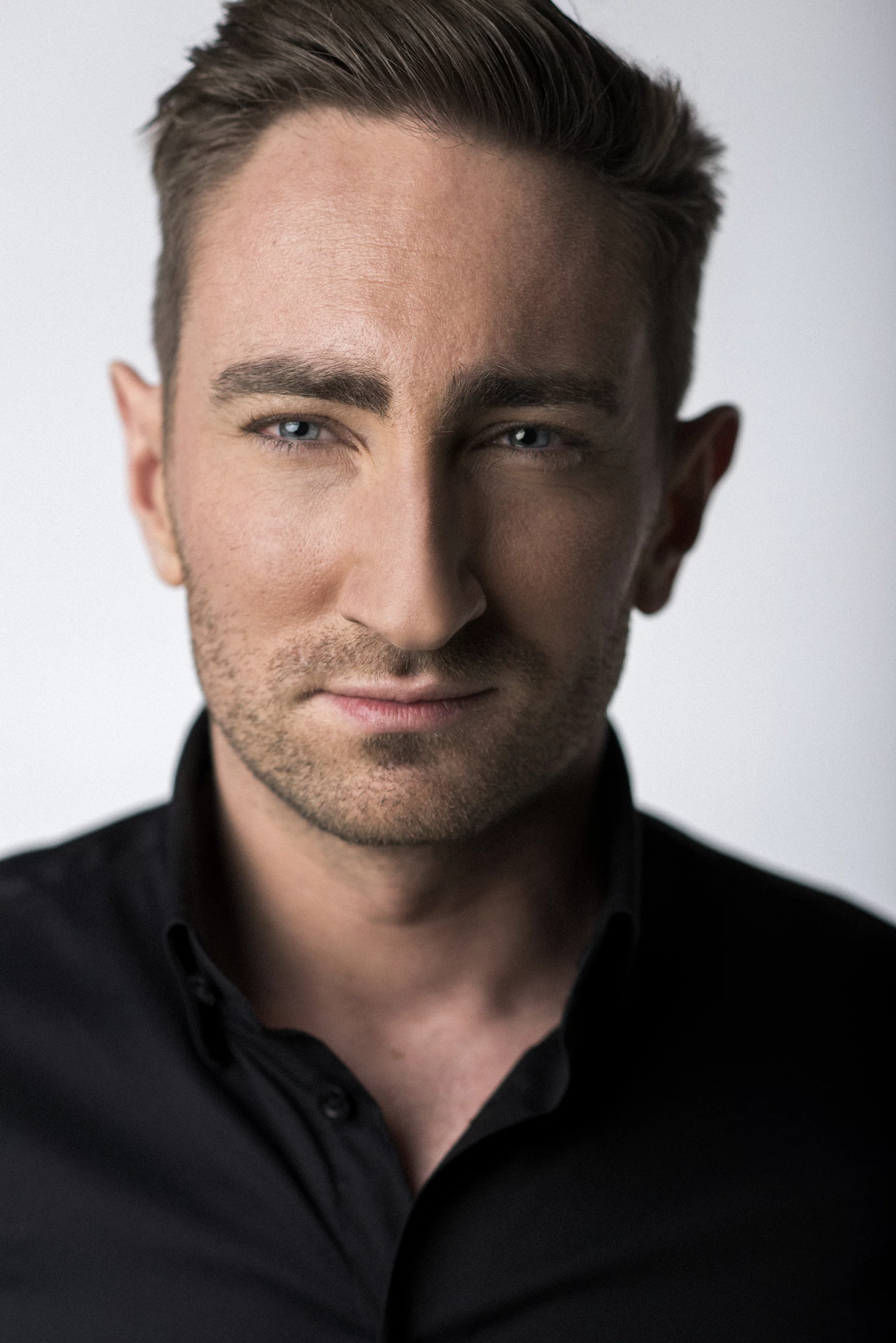 Łukasz Jakóbiak, twórca pierwszego internetowego programu typu talk-show jest absolwentem dziennikarstwa na Uniwersytecie Warszawskim.