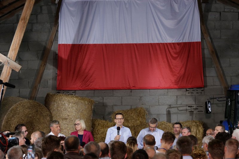 Premier Mateusz Morawiecki i minister rolnictwa Jan Krzysztof Ardanowski podczas wizyty w gospodarstwie Jana Szarszewskiego w Głogowie.