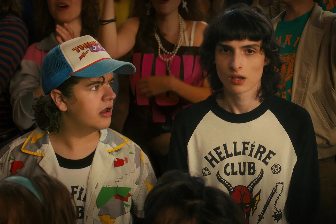 W pierwszym odcinku 4. sezonu "Stranger Things" pojawiło się ostrzeżenie dotyczące strzelaniny w Teksasie. Gaten Matarazzo jako Dustin i Finn Wolfhard jako Mike w 4. sezonie "Stranger Things 4".