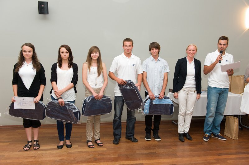 Joanna Bochniarz (druga od prawej) ze stypendystami Edukacyjnej Fundacji im. Prof. Romana Czerneckiego EFC