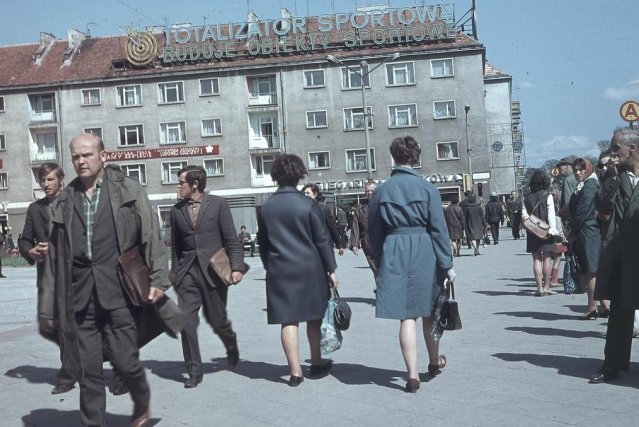 Widoczna kamienica z neonem "Totalizator Sportowy buduje obiekty sportowe" i dekoracjami, 1969 r.