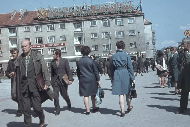 Widoczna kamienica z neonem "Totalizator Sportowy buduje obiekty sportowe" i dekoracjami, 1969 r.