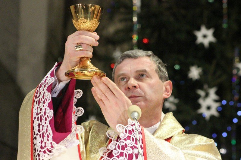 Biskup Tadeusz Bronakowski podczas nabożeństwa w Kaliszu