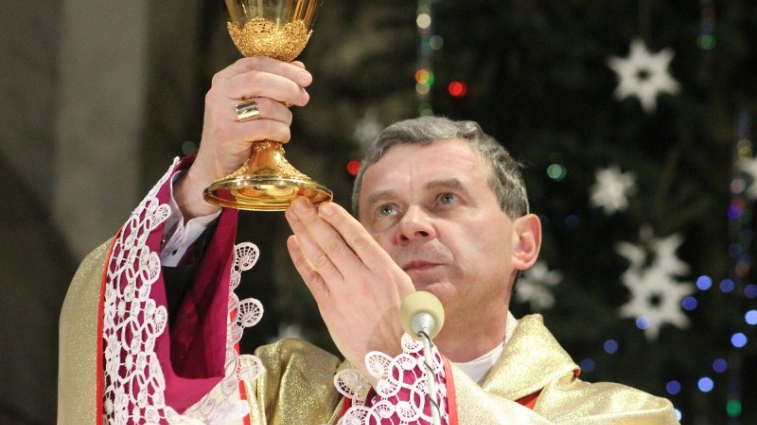 Biskup Tadeusz Bronakowski podczas nabożeństwa w Kaliszu