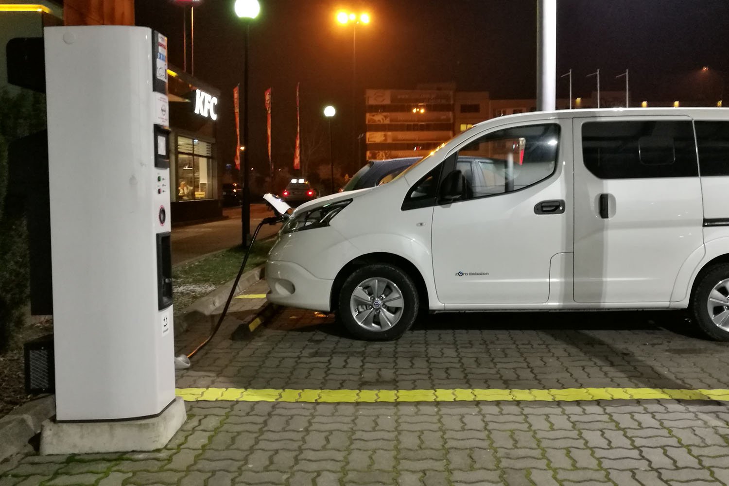 Właściciele elektrycznych samochodów muszą nauczyć się planować swoje podróże. Ładowanie w Polsce – choć coraz popularniejsze – nadal nie jest łatwe.