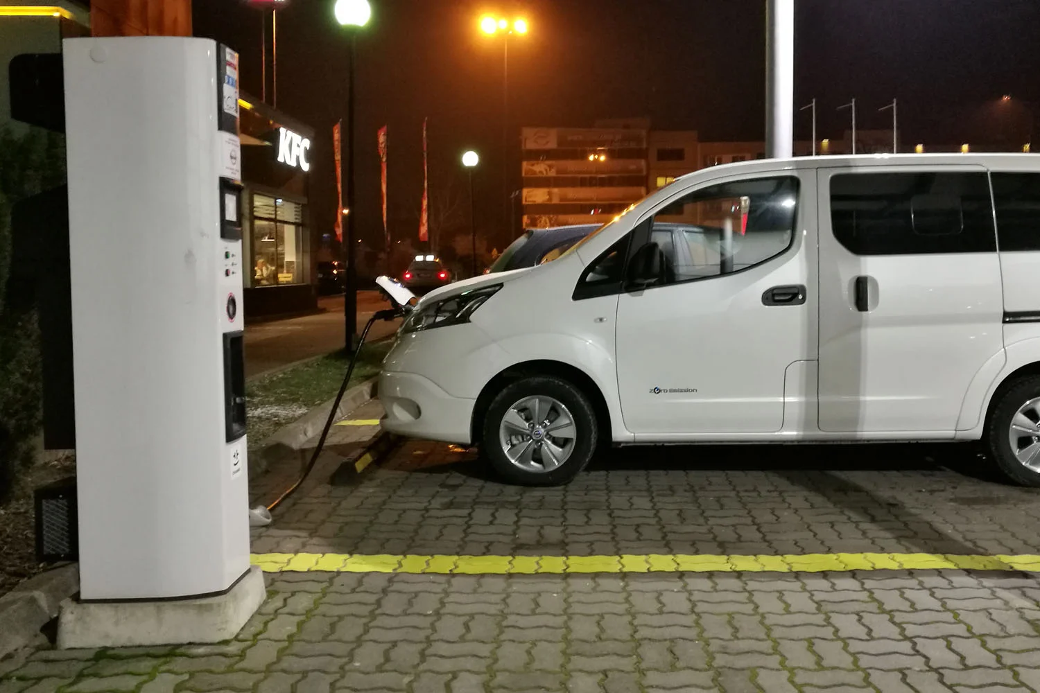 Właściciele elektrycznych samochodów muszą nauczyć się planować swoje podróże. Ładowanie w Polsce – choć coraz popularniejsze – nadal nie jest łatwe.