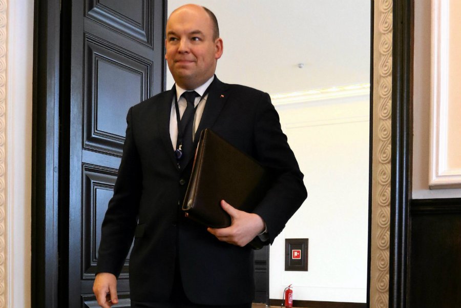 Jan Dziedziczak został odwołany z funkcji sekretarza MSZ przez Jacka Czaputowicza, dowiedział się portal Onet.