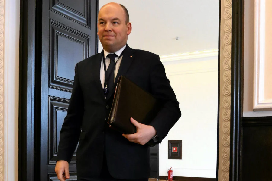 Jan Dziedziczak został odwołany z funkcji sekretarza MSZ przez Jacka Czaputowicza, dowiedział się portal Onet.