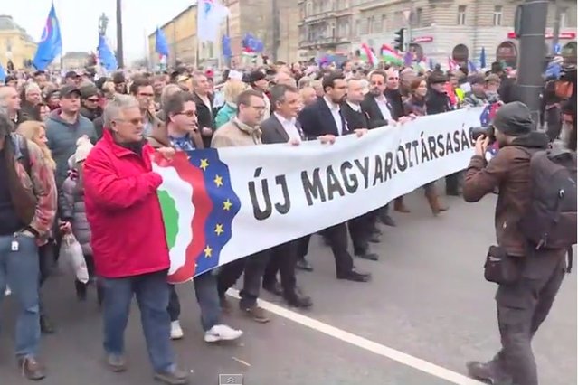 Na ulicach Budapesztu co jakiś czas powtarzają się manifestacje przeciwko rządom Viktora Orbana.
