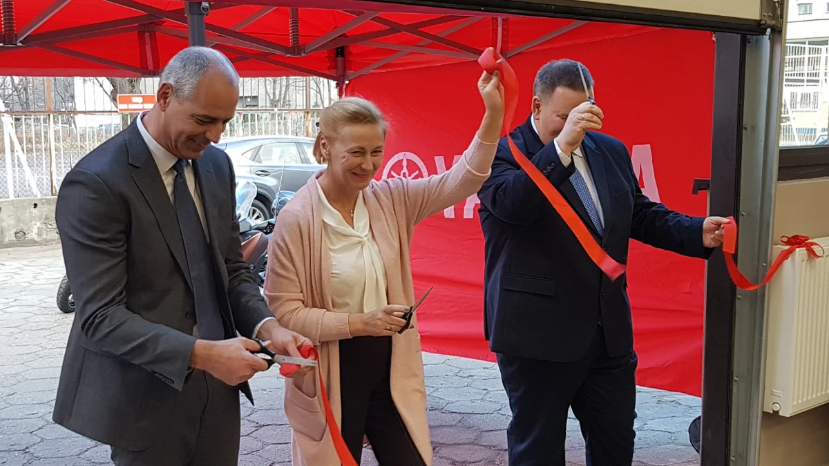 Uroczystego przecięcia wstęgi dokonali dyrektor szkoły Piotr Zając, wiceburmistrz Woli Grażyna Orzechowska- Mikulska i Service Division Manager Yamaha Motor Europe Rob Sverissen.