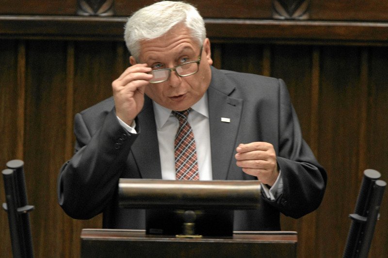 Nieznani sprawcy grozili posłowi Tadeuszowi Woźniakowi (Solidarna Polska), że zgwałcą jego córkę.