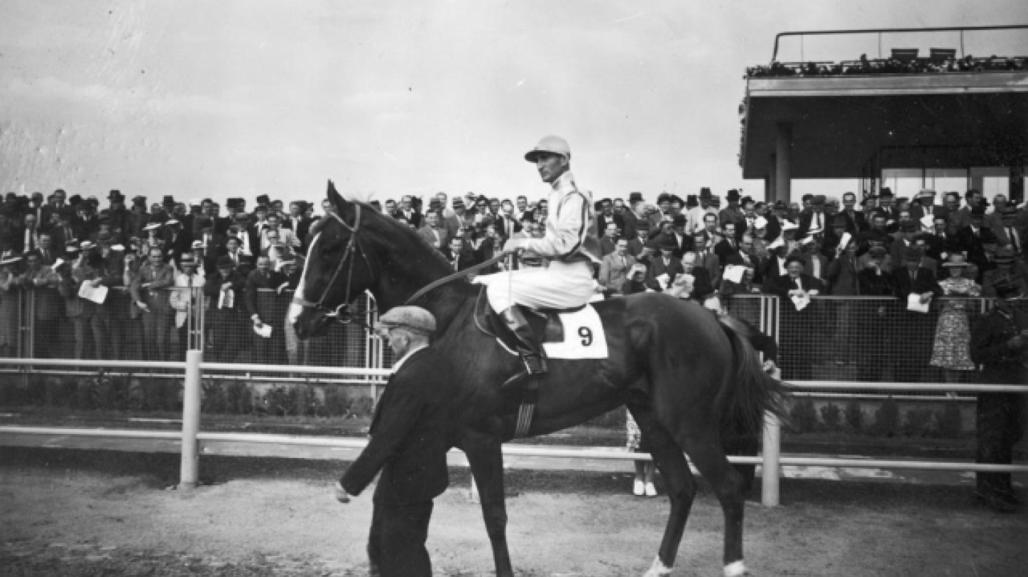 Derby warszawskie na torze wyścigów konnych na Służewcu w Warszawie, 1939, lipiec. Pierwsza gonitwa odbyła się raptem cztery miesiące wcześniej