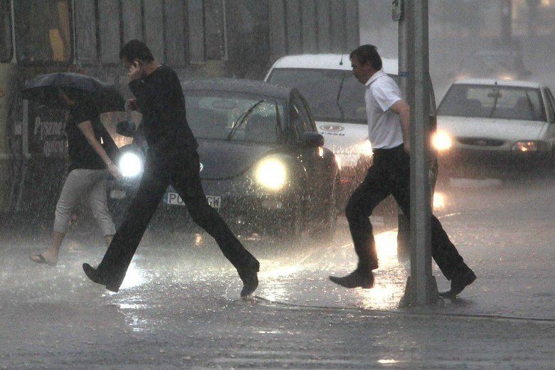 Pogoda w sobotę nie będzie nas rozpieszczać. Nad całą Polską przechodzą obfite burze.