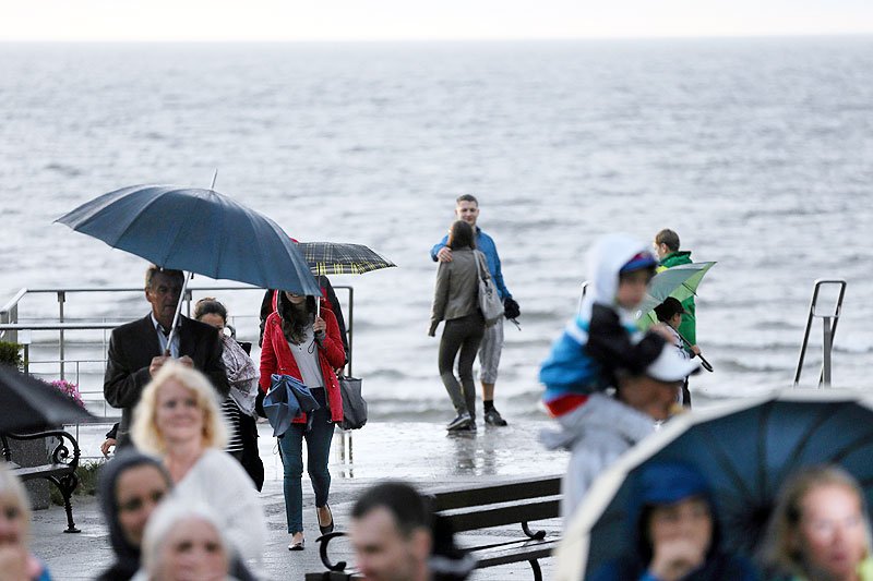 Na zdjęciu Międzyzdroje 2 lipca. Od początku wakacji nad polskim morzem dominuje taka pogoda. "Lipcopad" weryfikuje marzenia o rekordowych zarobkach. Sezon jest dobry, ale część Polaków ucieka znad Bałtyku.