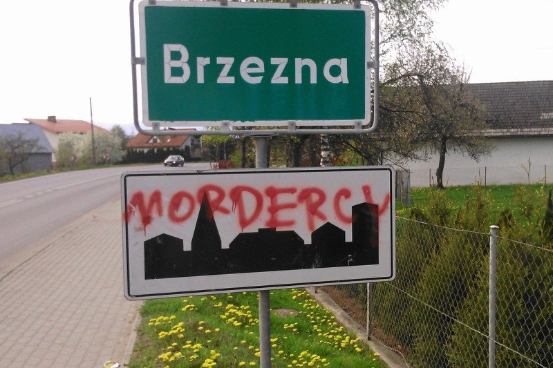 Napis we wsi Brzezna, gdzie wiosną ubiegłego roku rodzice zagłodzili na śmierć swoja sześciomiesięczną córkę.